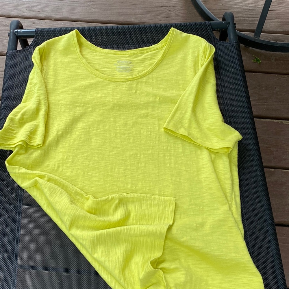 Chicos Ultimate Tee- button detail on the back- like new